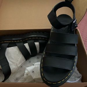 DR. MARTENS: BLAIRE WOMEN’S SANDALS